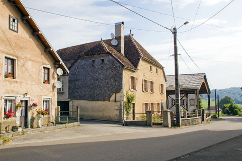 Maison et hangar de 1990, depuis la route à l'ouest. © Région Bourgogne-Franche-Comté, Inventaire du patrimoine