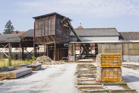 Silo à sciure et hangar de 1969-1970. © Région Bourgogne-Franche-Comté, Inventaire du patrimoine