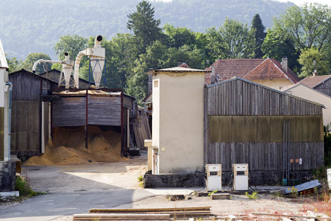 Silos à sciure et magasin industriel situés à l'ouest. © Région Bourgogne-Franche-Comté, Inventaire du patrimoine