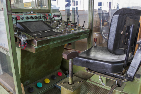 Atelier de fabrication de 1980-1982 : poste de commande de la scie Gillet et Vigneau. © Région Bourgogne-Franche-Comté, Inventaire du patrimoine