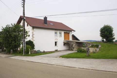 Façade latérale droite et pont de grange. © Région Bourgogne-Franche-Comté, Inventaire du patrimoine