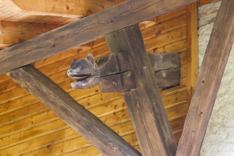 Façade sud : extrémité sculptée d'une pièce de la charpente supportant la toiture débordante. © Région Bourgogne-Franche-Comté, Inventaire du patrimoine