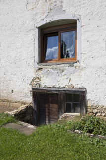 Façade est : accès au sous-sol et fenêtre de l'ancien salon. © Région Bourgogne-Franche-Comté, Inventaire du patrimoine