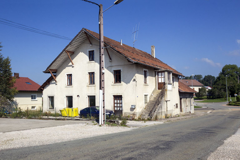 Façades antérieure et latérale droite. © Région Bourgogne-Franche-Comté, Inventaire du patrimoine Façades antérieure et latérale droite. © Région Bourgogne-Franche-Comté, Inventaire du patrimoine