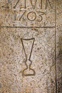 Fessevillers, église Saint-Maurice : gobelet en verre représenté sur la pierre tombale du maître verrier Melchior Schmid. © Région Bourgogne-Franche-Comté, Inventaire du patrimoine Fessevillers, église Saint-Maurice : gobelet en verre représenté sur la pierre tombale du maître verrier Melchior Schmid. © Région Bourgogne-Franche-Comté, Inventaire du patrimoine