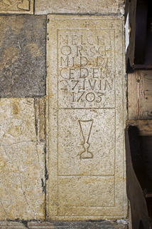 Fessevillers, église Saint-Maurice : pierre tombale du maître verrier Melchior Schmid (1703). © Région Bourgogne-Franche-Comté, Inventaire du patrimoine Fessevillers, église Saint-Maurice : pierre tombale du maître verrier Melchior Schmid (1703). © Région Bourgogne-Franche-Comté, Inventaire du patrimoine