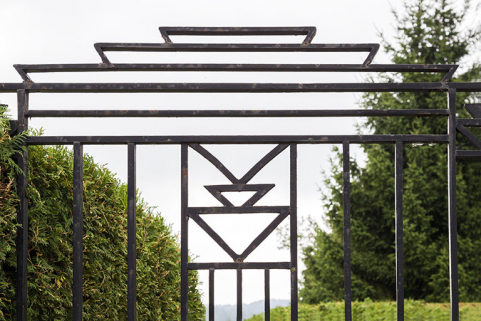 Grille près de l'atelier de 1930 (détail). © Région Bourgogne-Franche-Comté, Inventaire du patrimoine