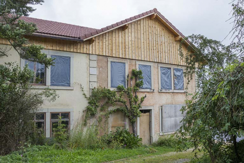 Uisne : façade latérale gauche (entrée). © Région Bourgogne-Franche-Comté, Inventaire du patrimoine Uisne : façade latérale gauche (entrée). © Région Bourgogne-Franche-Comté, Inventaire du patrimoine