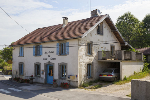 Façades antérieure et latérale droite. © Région Bourgogne-Franche-Comté, Inventaire du patrimoine Façades antérieure et latérale droite. © Région Bourgogne-Franche-Comté, Inventaire du patrimoine