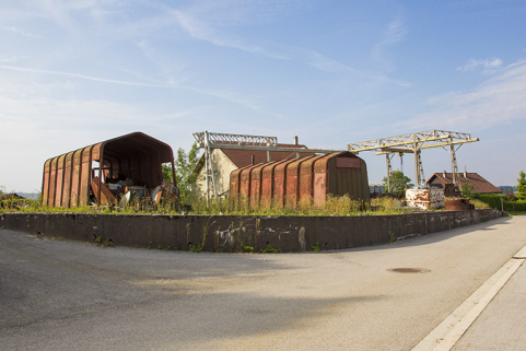 Site rue du Contremont : vue d'ensemble depuis le nord. Au premier plan, les bâtiments métalliques à parois inclinées Fillod. © Région Bourgogne-Franche-Comté, Inventaire du patrimoine Site rue du Contremont : vue d'ensemble depuis le nord. Au premier plan, les bâtiments métalliques à parois inclinées Fillod. © Région Bourgogne-Franche-Comté, Inventaire du patrimoine