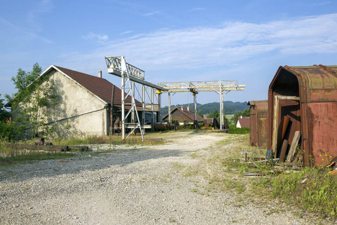 Site rue du Contremont : atelier de fabrication et portique, depuis le nord-est. © Région Bourgogne-Franche-Comté, Inventaire du patrimoine Site rue du Contremont : atelier de fabrication et portique, depuis le nord-est. © Région Bourgogne-Franche-Comté, Inventaire du patrimoine