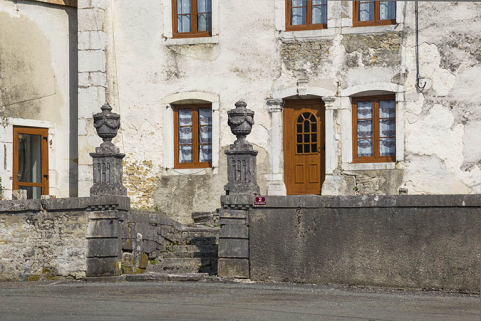 Terrasse surélevée : escalier encadré par deux vases d'amortissement. © Région Bourgogne-Franche-Comté, Inventaire du patrimoine
