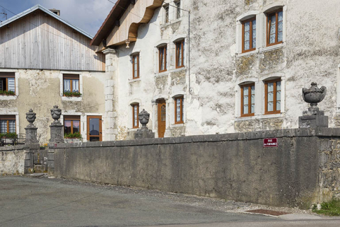 Terrasse surélevée à l'avant de la ferme. © Région Bourgogne-Franche-Comté, Inventaire du patrimoine