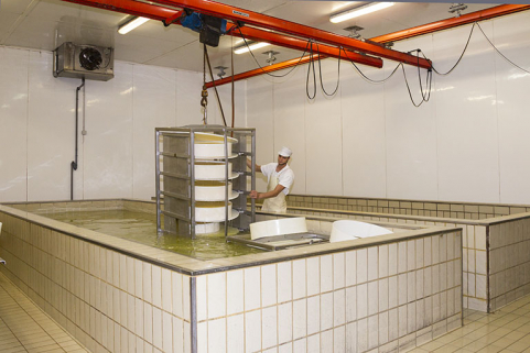 Placement de meules de fromage dans une cuve à saumure. © Région Bourgogne-Franche-Comté, Inventaire du patrimoine