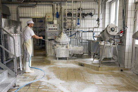 Nettoyage des installations : écrémeuse et filtre à sérum. © Région Bourgogne-Franche-Comté, Inventaire du patrimoine