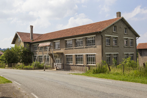 Site rue du Jura : atelier de fabrication et portique (façade antérieure de trois quarts droite). © Région Bourgogne-Franche-Comté, Inventaire du patrimoine Site rue du Jura : atelier de fabrication et portique (façade antérieure de trois quarts droite). © Région Bourgogne-Franche-Comté, Inventaire du patrimoine