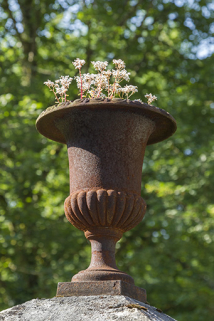 Logement patronal de 1900, façade latérale droite : vase d'amortissement sur un pilier du portail. © Région Bourgogne-Franche-Comté, Inventaire du patrimoine