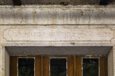 Logement patronal de 1900, façade antérieure : linteau d'entrée daté. © Région Bourgogne-Franche-Comté, Inventaire du patrimoine