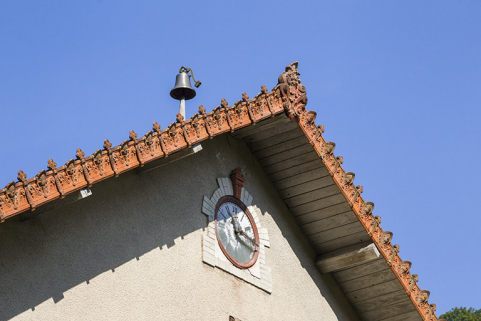 Logement patronal de 1900, façade latérale droite : horloge et cloche. © Région Bourgogne-Franche-Comté, Inventaire du patrimoine