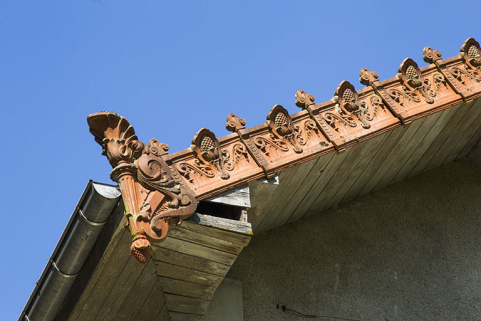 Logement patronal de 1900, façade latérale droite : acrotère et tuiles de rive en céramique. © Région Bourgogne-Franche-Comté, Inventaire du patrimoine