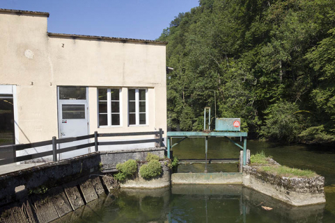 Le bâtiment d'eau et la vanne de décharge. © Région Bourgogne-Franche-Comté, Inventaire du patrimoine