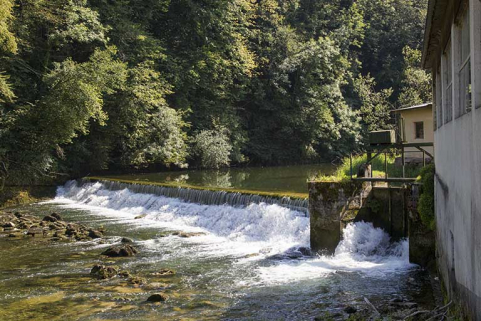 Le barrage et la vanne de décharge. © Région Bourgogne-Franche-Comté, Inventaire du patrimoine