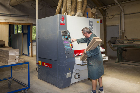 Atelier des années 1980 : ponceuse Viet. © Région Bourgogne-Franche-Comté, Inventaire du patrimoine