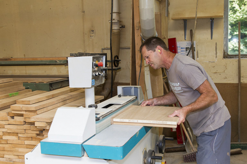Atelier des années 1980 : ponceuse de chant Griggio. © Région Bourgogne-Franche-Comté, Inventaire du patrimoine