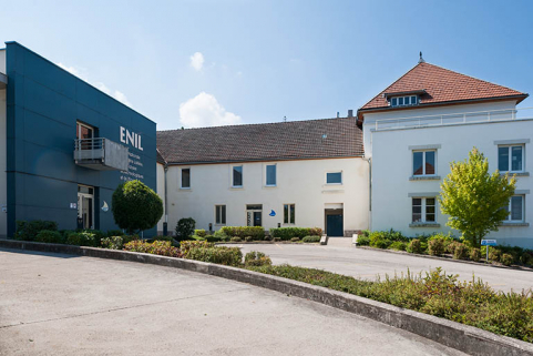 Cour, stationnement et pignon est du bâtiment d'administration et d'externat. © Région Bourgogne-Franche-Comté, Inventaire du patrimoine