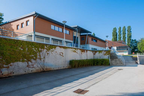Cour et angle nord-est du bâtiment des salles de cours et laboratoires. © Région Bourgogne-Franche-Comté, Inventaire du patrimoine