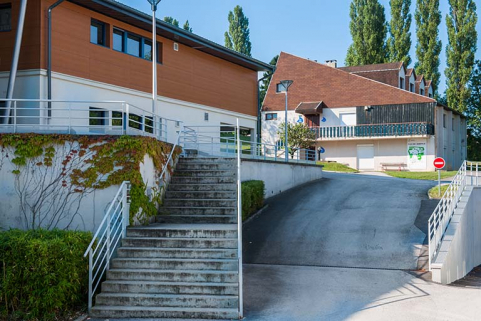 Escalier, angle ouest du bâtiment des salles de cours et laboratoires et façade nord-est du centre de documentation et d'information. © Région Bourgogne-Franche-Comté, Inventaire du patrimoine