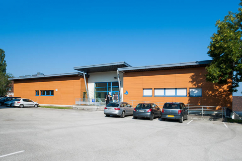 Entrée du bâtiment des salles de cours et laboratoires sur la façade sud-est. © Région Bourgogne-Franche-Comté, Inventaire du patrimoine