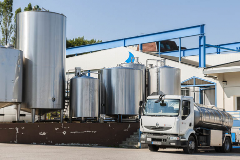 Détail des cuves de la façade est du hall des technologies laitières et agro-alimentaires. © Région Bourgogne-Franche-Comté, Inventaire du patrimoine