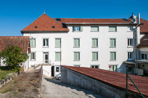 Cour, garages et façade postérieure du bâtiment d'administration et d'externat. © Région Bourgogne-Franche-Comté, Inventaire du patrimoine