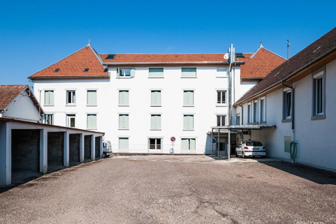 Cour, garages et façade postérieure du bâtiment d'administration et d'externat. © Région Bourgogne-Franche-Comté, Inventaire du patrimoine