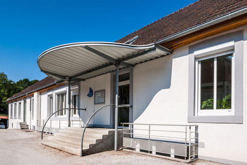 Détail de l'entrée postérieure du bâtiment d'externat. © Région Bourgogne-Franche-Comté, Inventaire du patrimoine