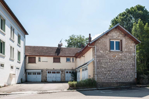 Pignon ouest du bâtiment d'administration et d'externat, garages et logement sur rue. © Région Bourgogne-Franche-Comté, Inventaire du patrimoine