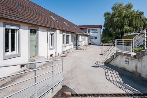 Cour et façade postérieure du bâtiment d'administration et d'externat. © Région Bourgogne-Franche-Comté, Inventaire du patrimoine