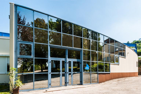 Détail de l'entrée principale sur la façade sud du hall des technologies laitières et agro-alimentaires.  © Région Bourgogne-Franche-Comté, Inventaire du patrimoine