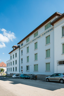 Détail de la façade sur rue du bâtiment d'administration et d'externat. © Région Bourgogne-Franche-Comté, Inventaire du patrimoine