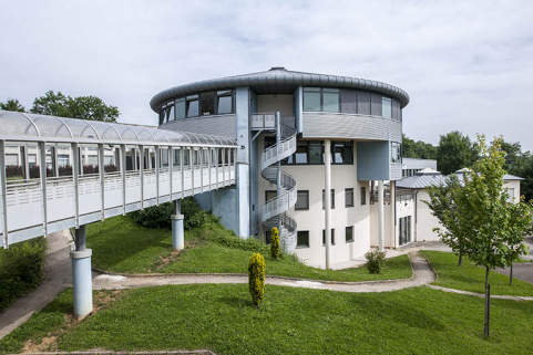 Vue d'ensemble de la passerelle, escalier et tour, ateliers. © Région Bourgogne-Franche-Comté, Inventaire du patrimoine