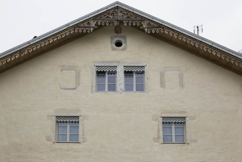Façade antérieure : fenêtres horlogères du 1er étage de comble. © Région Bourgogne-Franche-Comté, Inventaire du patrimoine
