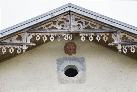 Façade antérieure : lambrequin et oculus du 2e étage de comble. © Région Bourgogne-Franche-Comté, Inventaire du patrimoine