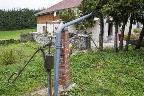 Citerne, pompe et tuyau d'amenée d'eau. © Région Bourgogne-Franche-Comté, Inventaire du patrimoine