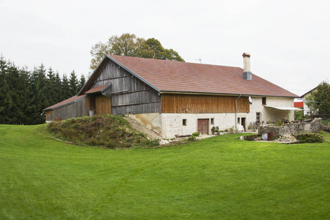 Ferme (au n° 8) : vue d'ensemble, depuis l'ouest (façades postérieure et latérale gauche). © Région Bourgogne-Franche-Comté, Inventaire du patrimoine