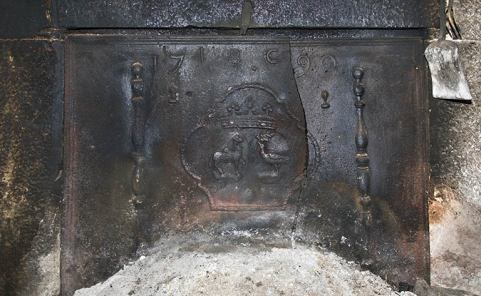 Plaque de cheminée datée 1790. © Région Bourgogne-Franche-Comté, Inventaire du patrimoine