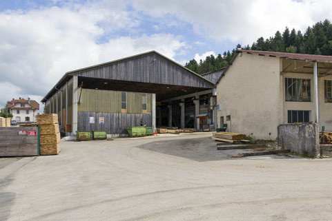 Atelier de triage et d'empilage (E), depuis l'entrée à l'ouest. A gauche la villa Thidric, à droite l'atelier de réparation (D). © Région Bourgogne-Franche-Comté, Inventaire du patrimoine