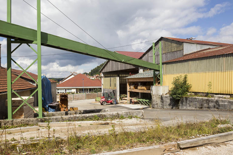 Ateliers de triage et d'empilage (G, F, E), de trois quarts droite. Le tapis roulant d'amenée de la sicure et des copeaux enjambe la voie. © Région Bourgogne-Franche-Comté, Inventaire du patrimoine