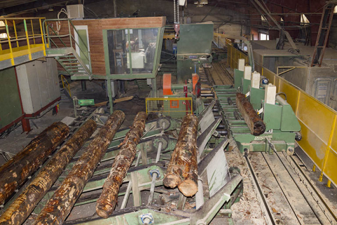 Atelier de débitage (N) : scie à ruban Bongioanni, vue de l'amont. © Région Bourgogne-Franche-Comté, Inventaire du patrimoine