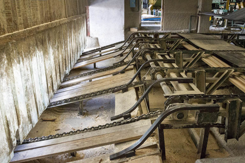 Atelier de débitage (M), extrémité nord : intérieur avec convoyeurs. © Région Bourgogne-Franche-Comté, Inventaire du patrimoine